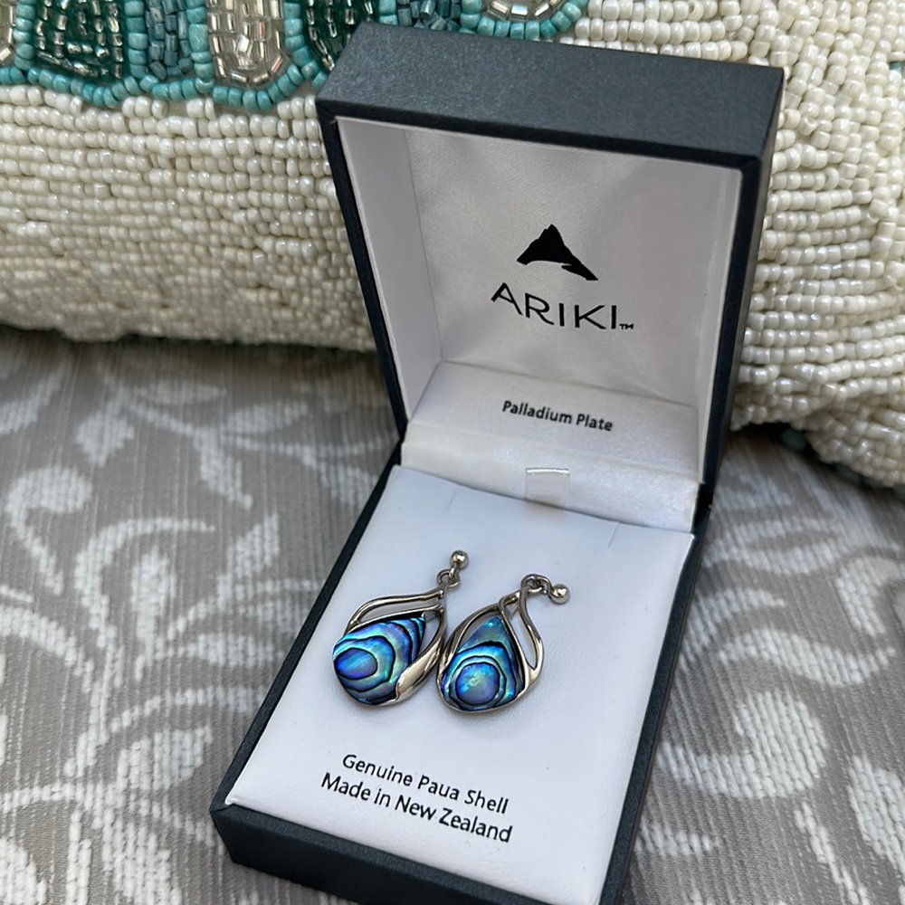 Ariki earrings pierced in the most magnificent color